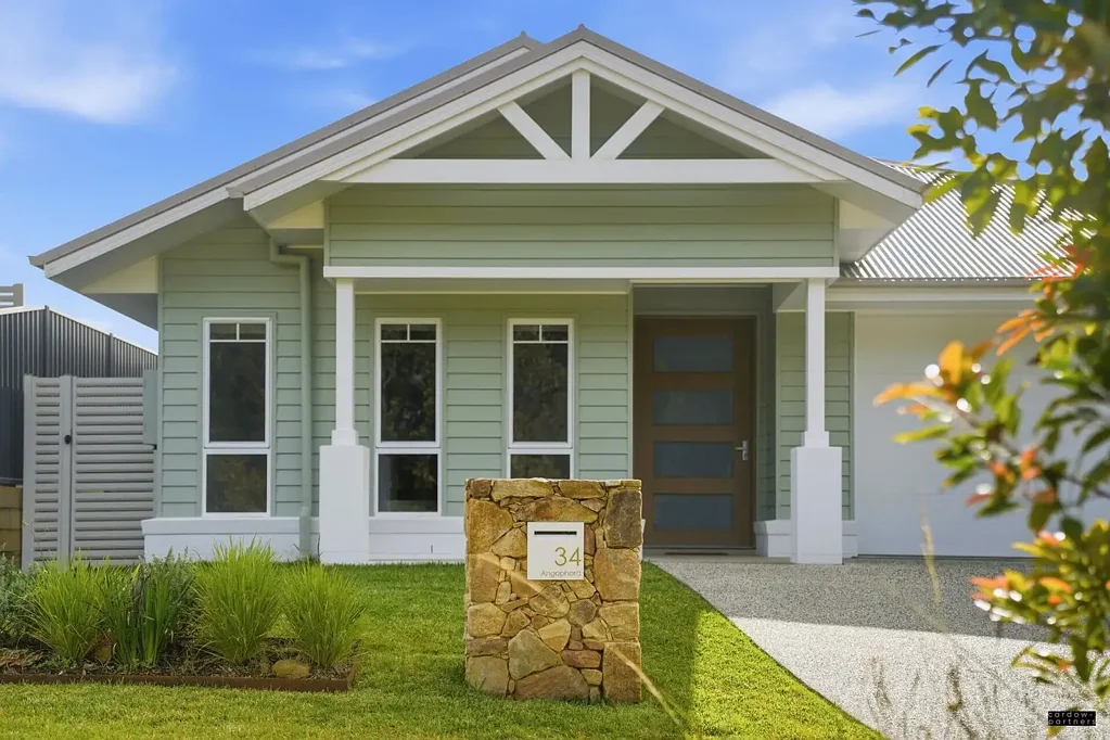 Urunga 4બેડરૂમ Contemporary Family Living in Sought-After Black Wattle Estate