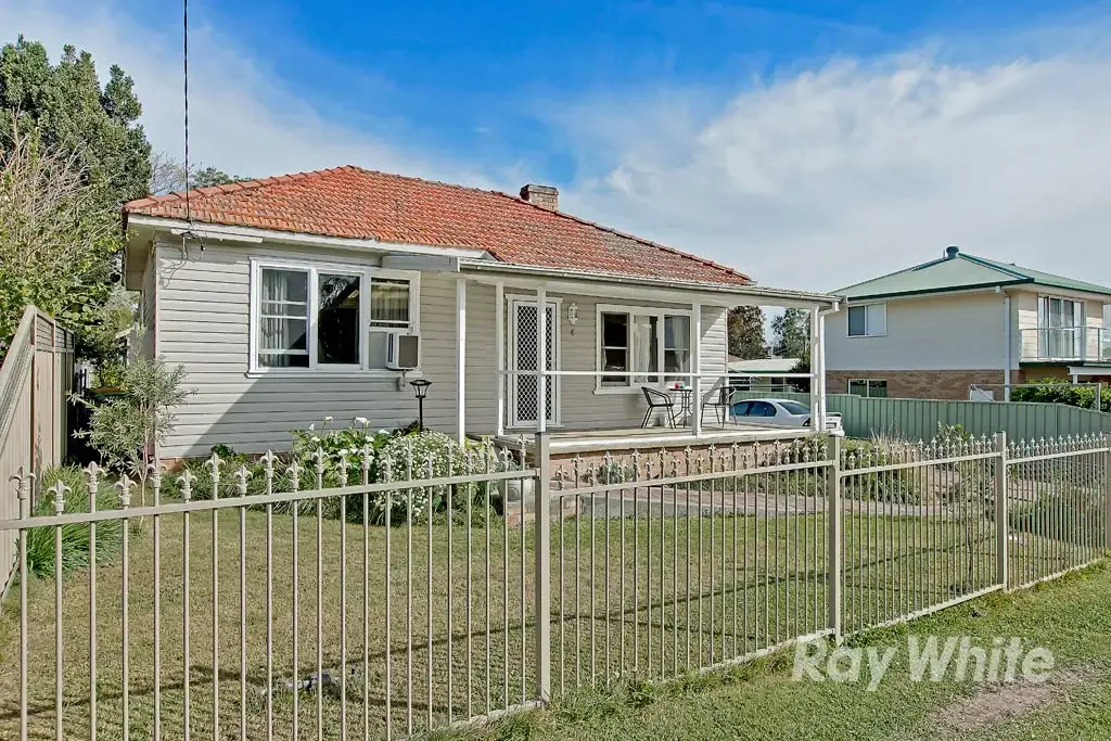 CHARMING LAKESIDE LIVING WITH LAWN MAINTENANCE INCLUDED