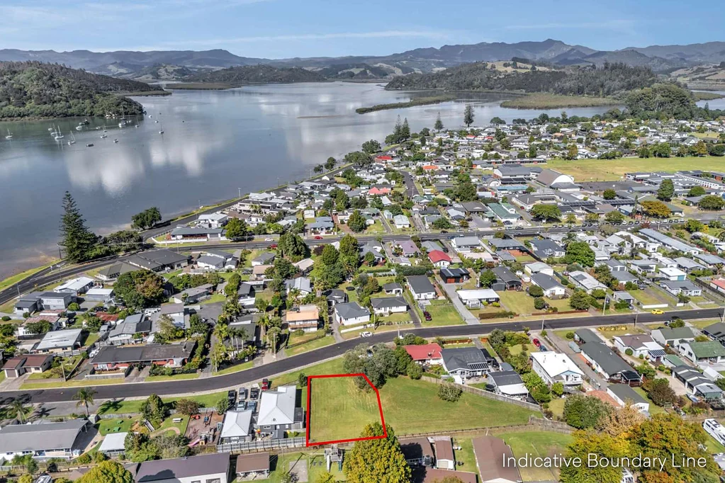Whitianga INNER CITY SECTION. EASY COVENANTS.