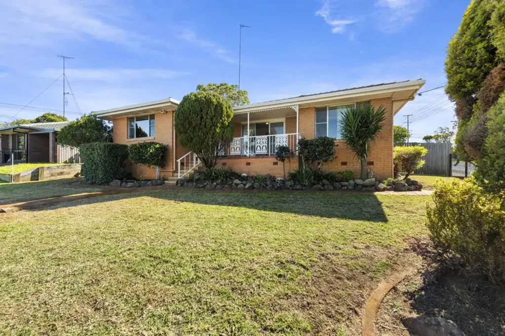 Newtown 3Habitaciones Classic 80's brick home with Untapped Potential
