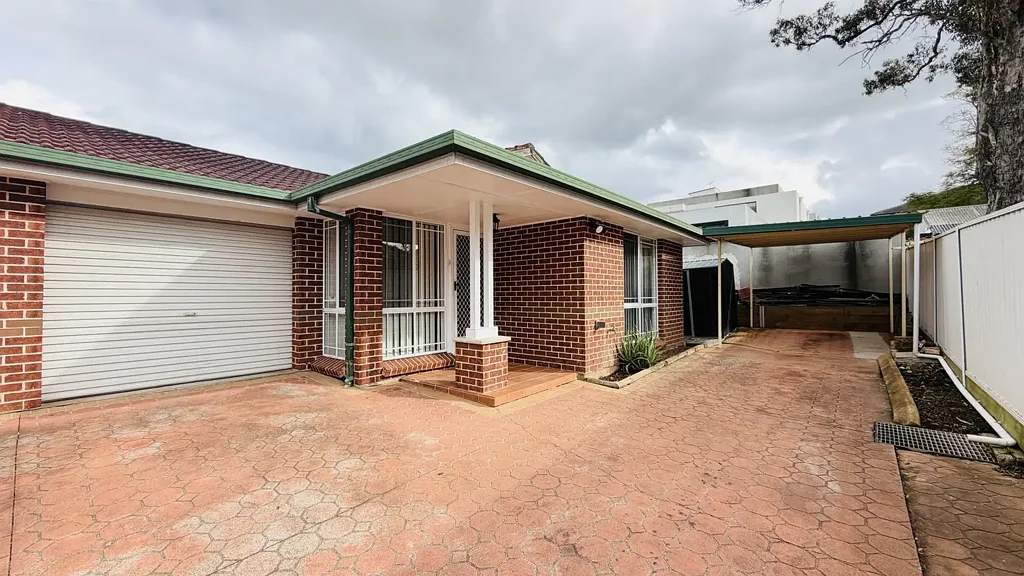 RENOVATED TOWNHOUSE READY TO MOVE IN NOW