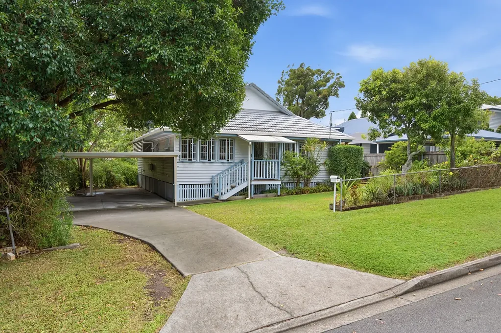 Moorooka 2房 宽敞642sqm地块 公园绿地相邻 私密性佳 灵活性高 潜力卓越 硬木地板 宽敞起居区 学区房 便利交通 Parkside Position with Renovate or Rebuild Potential on 642sqm - Open Sat 10:15 - 10:45am (6th June)
