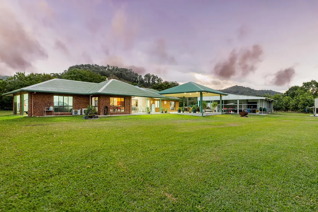 Miallo 5房  Expansive Lifestyle Acreage with Thriving Orchard and Family Residence