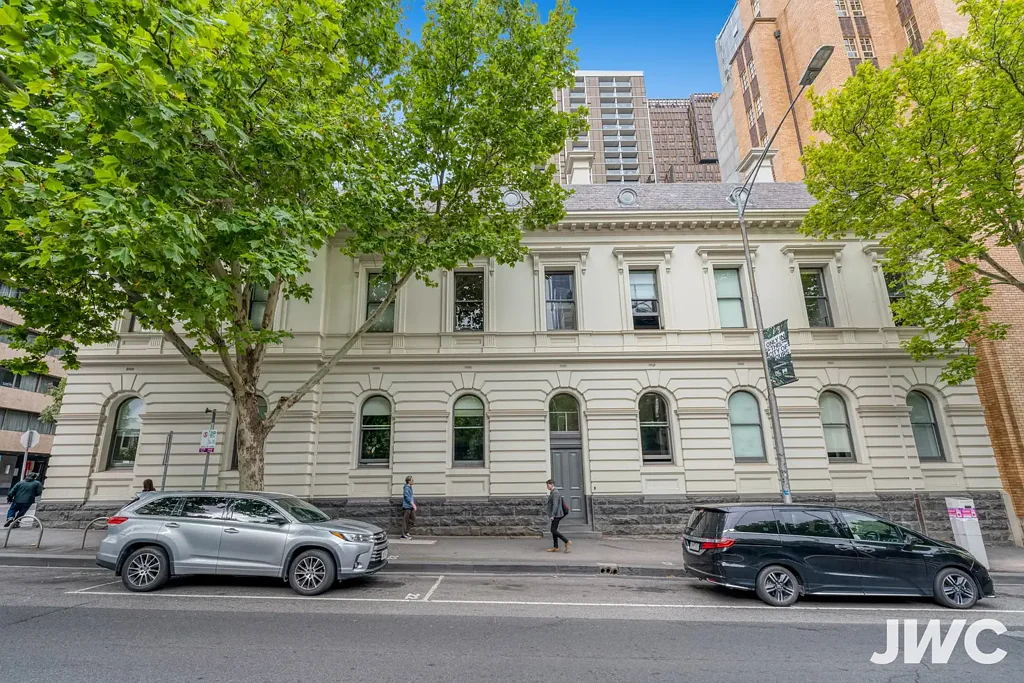 Melbourne 1房 CBD核心位置 卓越市中心生活 Smeg家电现代厨房 高挑天花板拱形窗 夹层卧室套内浴 高端度假村设施 室内泳池健身房 安全停车视频对讲 Stylish Loft Living in the Heart of Melbourne