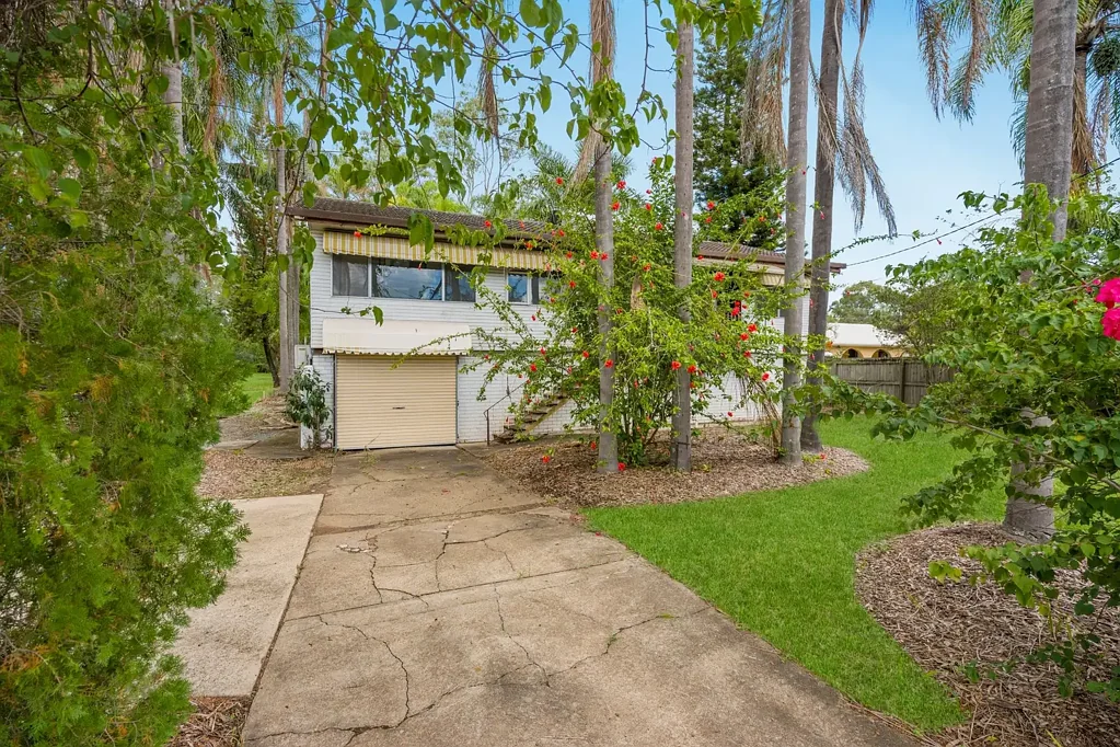 Bellbird Park 3Habitaciones Huge Flat Block with Highset Home – Endless Potential on 1,938m²