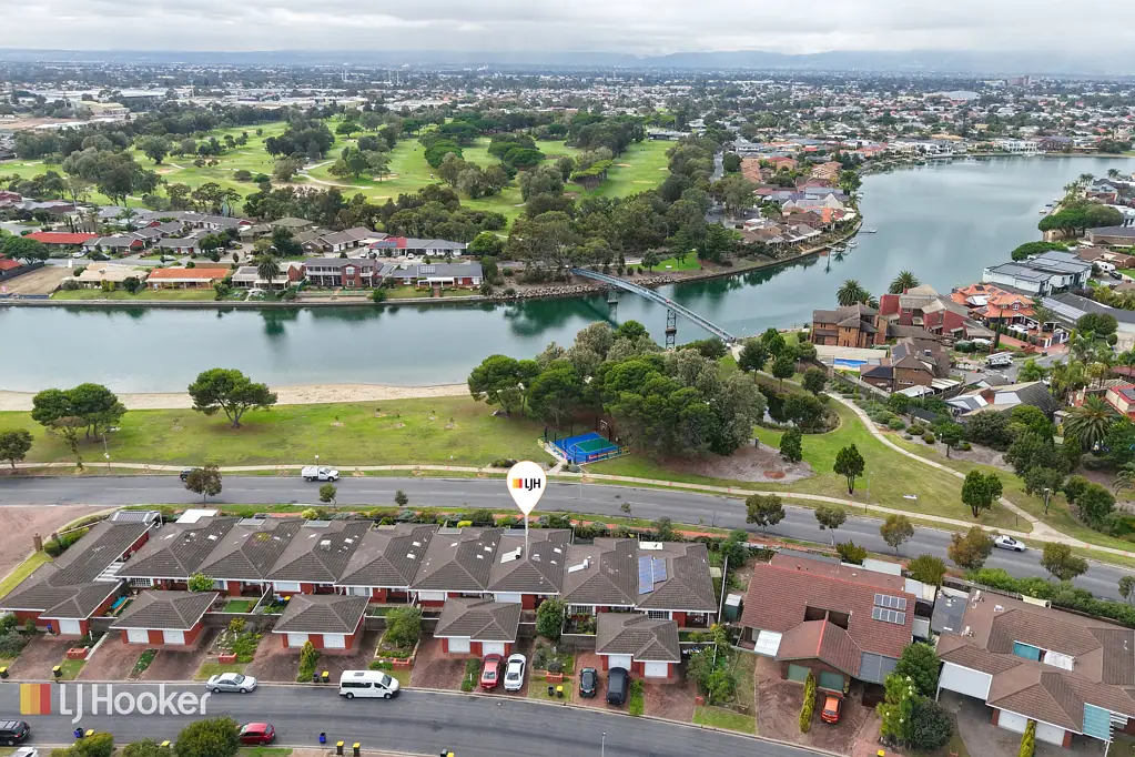 West Lakes 2침실 Single Storey Homette with Lake Views