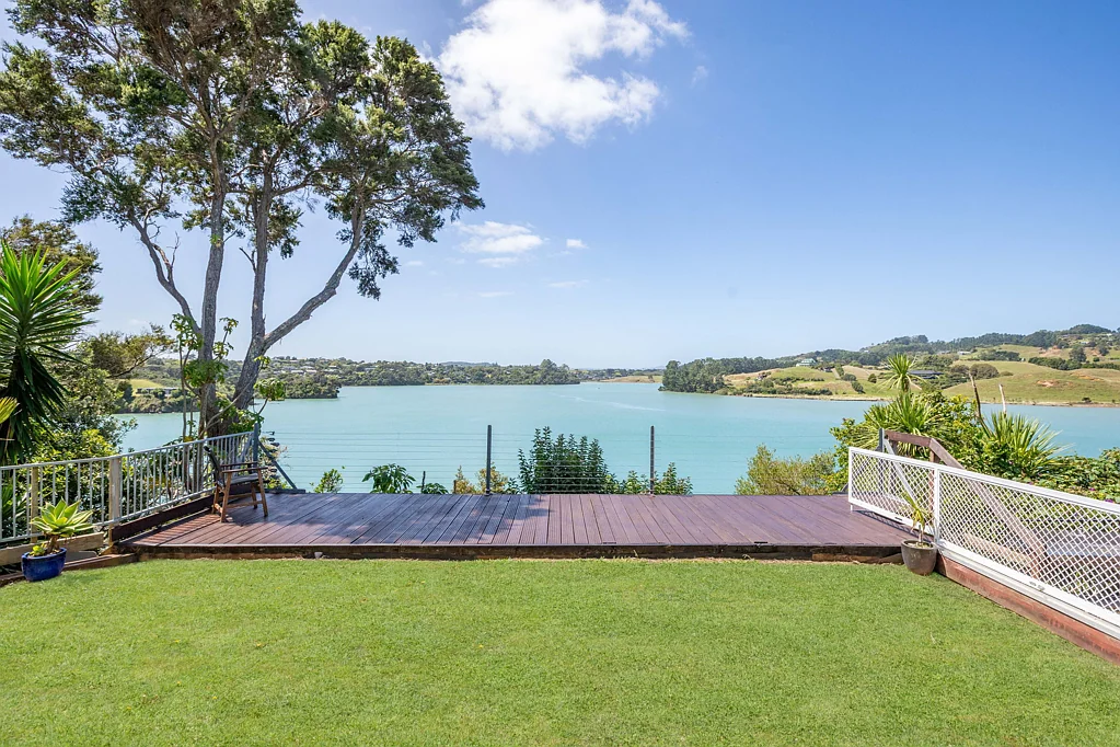 Raglan 4房  Rare waterfront- Home and income!