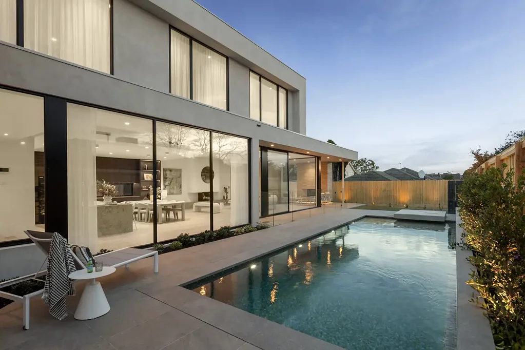 Balwyn 5房 Jafer精工建造 朝北采光充足 Balwyn高中学区 现代极简设计 Miele高端电器 温水泳池度假感 获奖景观设计 Architectural elegance & resort-style living in the Balwyn High zone