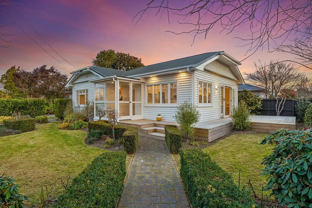 Saint Albans 3 Bedroom Classic Looks with Modern Hooks