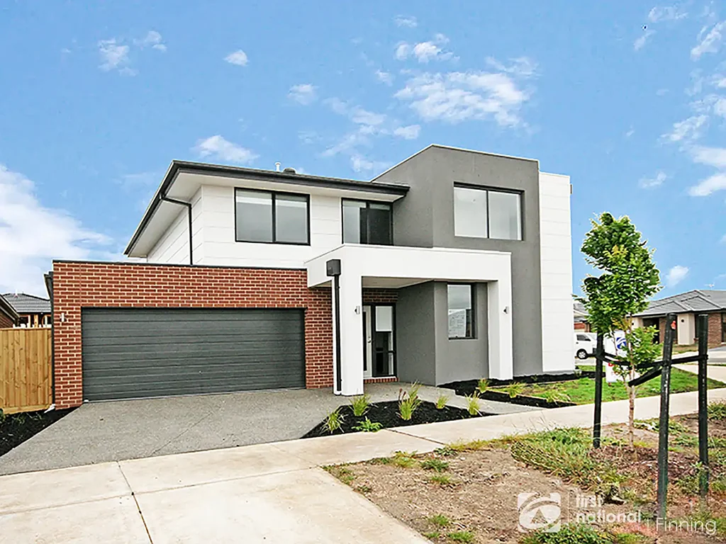 Clyde North 4ห้องนอน Absolutely Parkfront Living in Clydevale Estate
