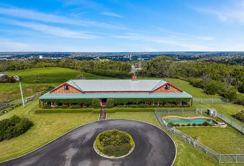 An Extraordinary Hamptons-Style Estate of Grand Proportions