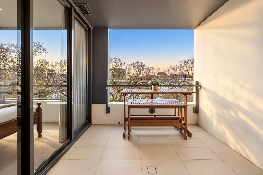 South Brisbane 1ਬੈੱਡਰੂਮ Beautifully Presented with a Tree-Lined River Outlook!