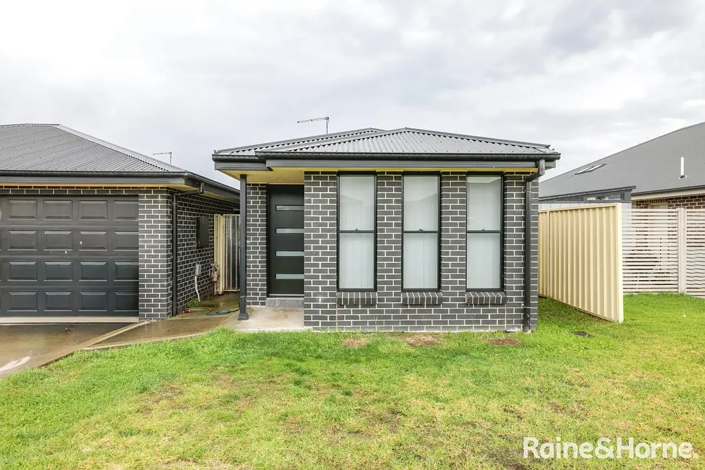 Separate Granny Flat with Air Conditioning- Available Now!!!!!
