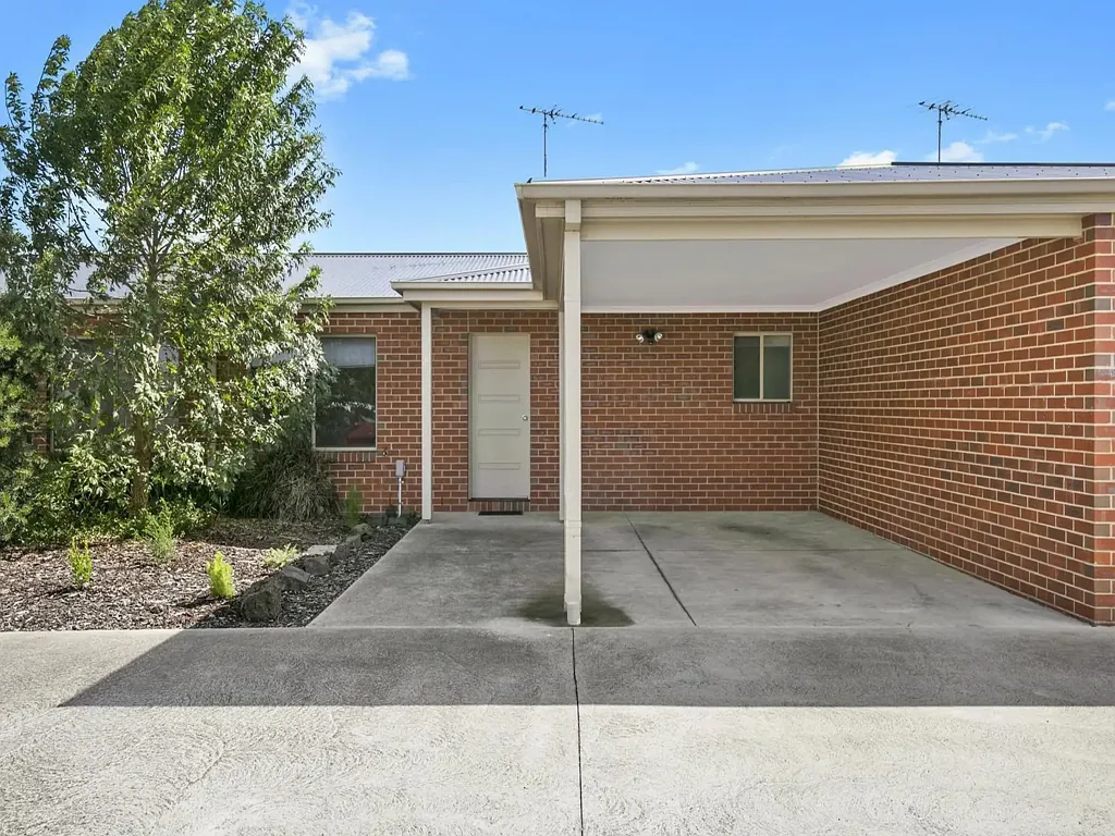 Perfect unit in quiet cul-de-sac.