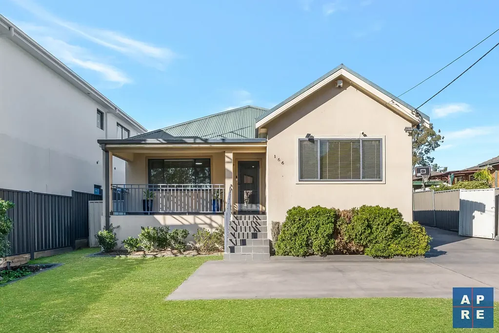 * Inspect this Saturday at 10.30am* Spacious 5-Bedroom Family Home in Prime Location