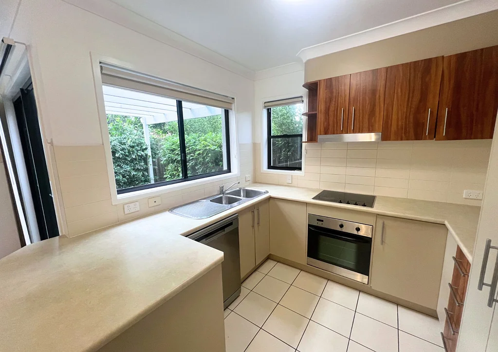 Modern, 3 Bed 3 Bath Multi-Level Townhouse
