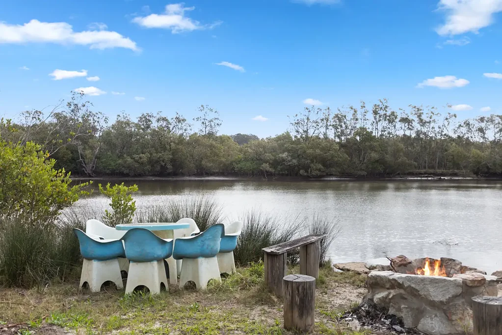 North Macksville 4कमरा Acreage Retreat with Absolute River Frontage and Mountain Views