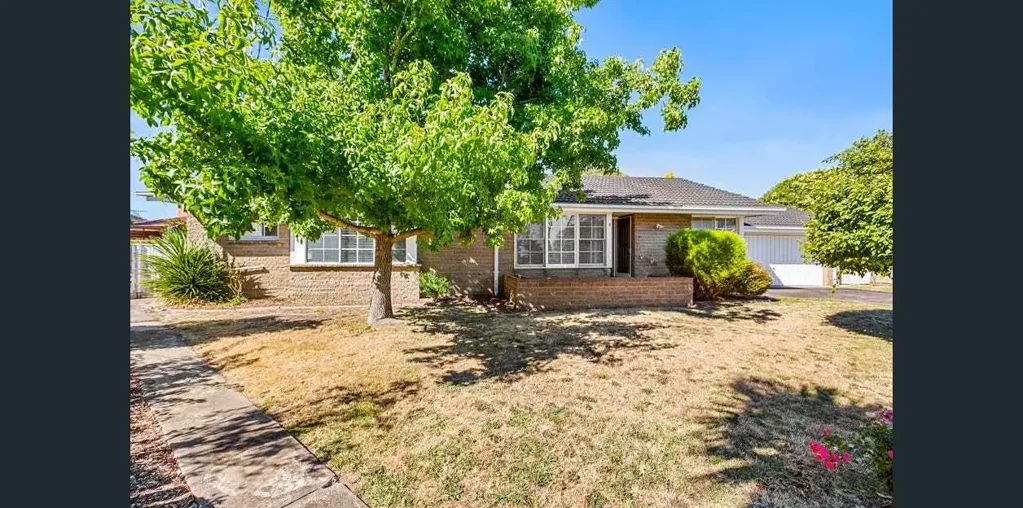4 Bedroom Home In a Serene Court Location!
