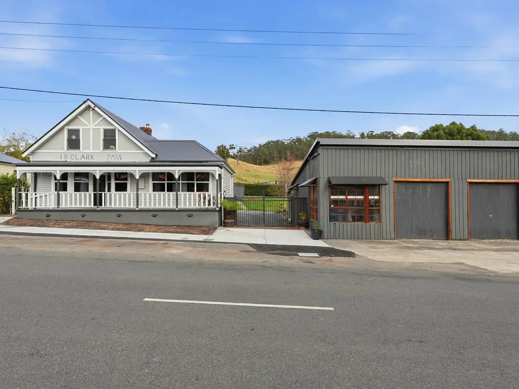 Ellendale 5房  A Landmark Legacy: The Historic "I.R. Clark Store” on Two Titles