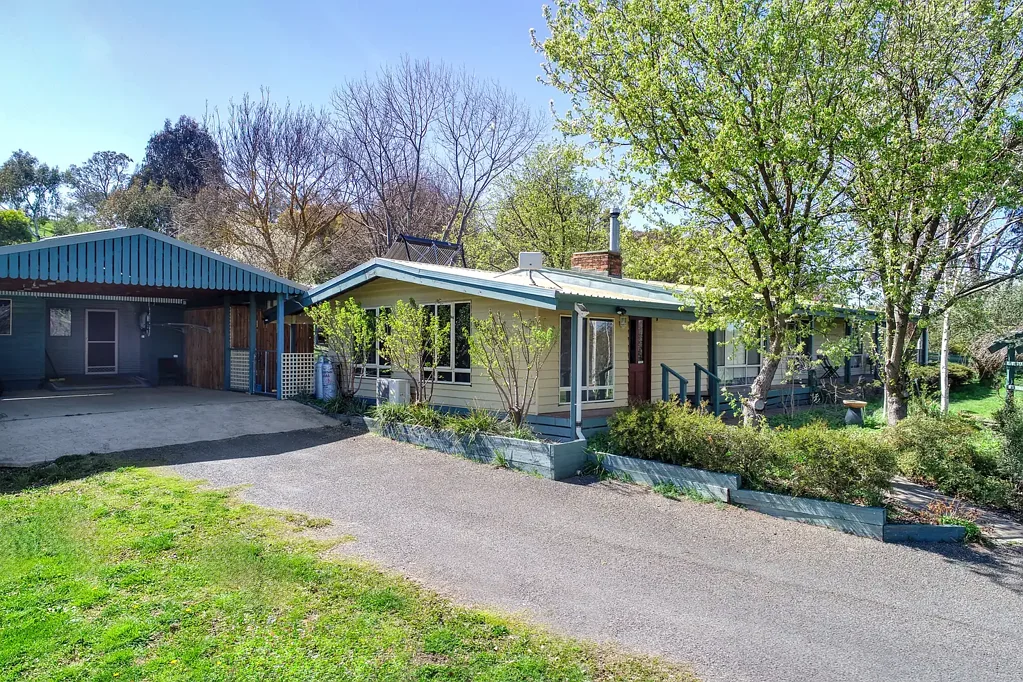 Mansfield 4chambre LEAFY 2.74 ACRES WITH CHARACTER HOME AND STUDIO