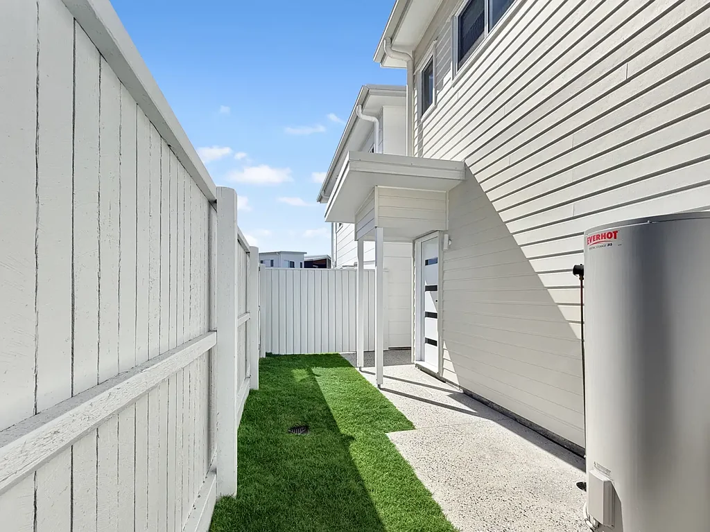 YOUR OWN PRIVATE RETREAT – MODERN, BRIGHT & BEAUTIFULLY LOW MAINTENANCE