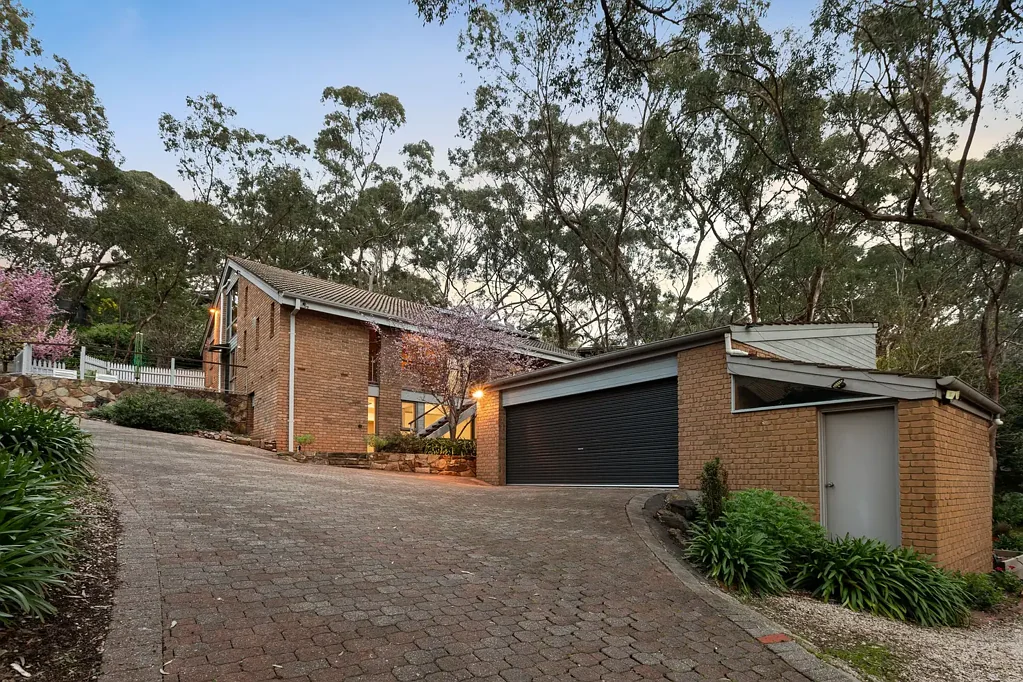 Belair 5 Slaapkamer Three Levels of Storybook Living Wrapped in Belair Beauty.