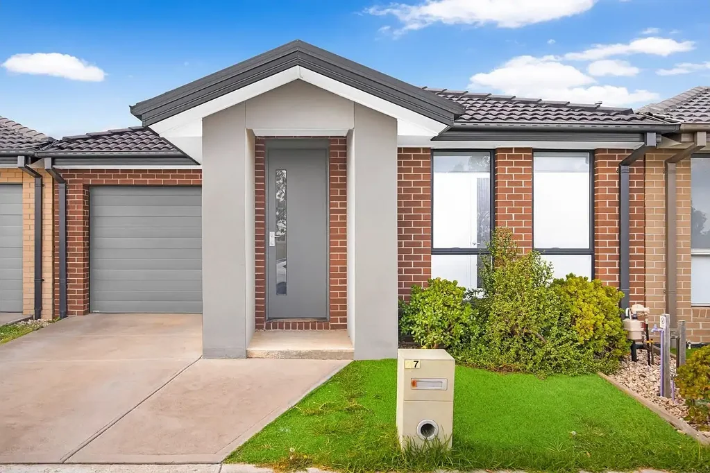Modern Living in the Heart of Riverwalk Estate! APPLICATIONS