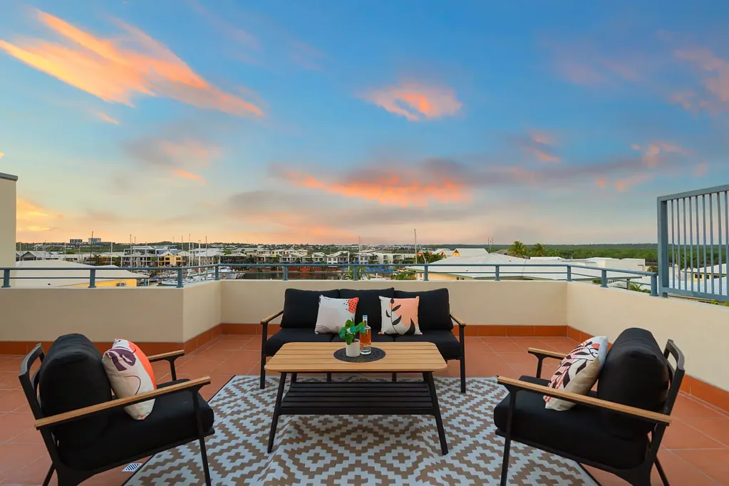 STUNNING OCEAN VIEWS & PRIVATE ROOFTOP TERRACE