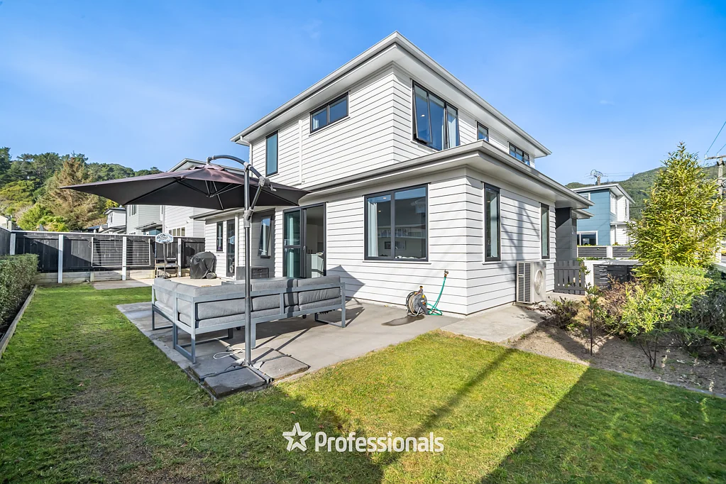 Stokes Valley 4Kwarto MODERN, STYLISH & STANDALONE - NEAR NEW!
