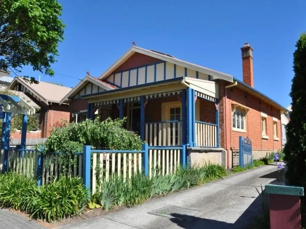 Charming Three Bedroom Cottage Close to Town