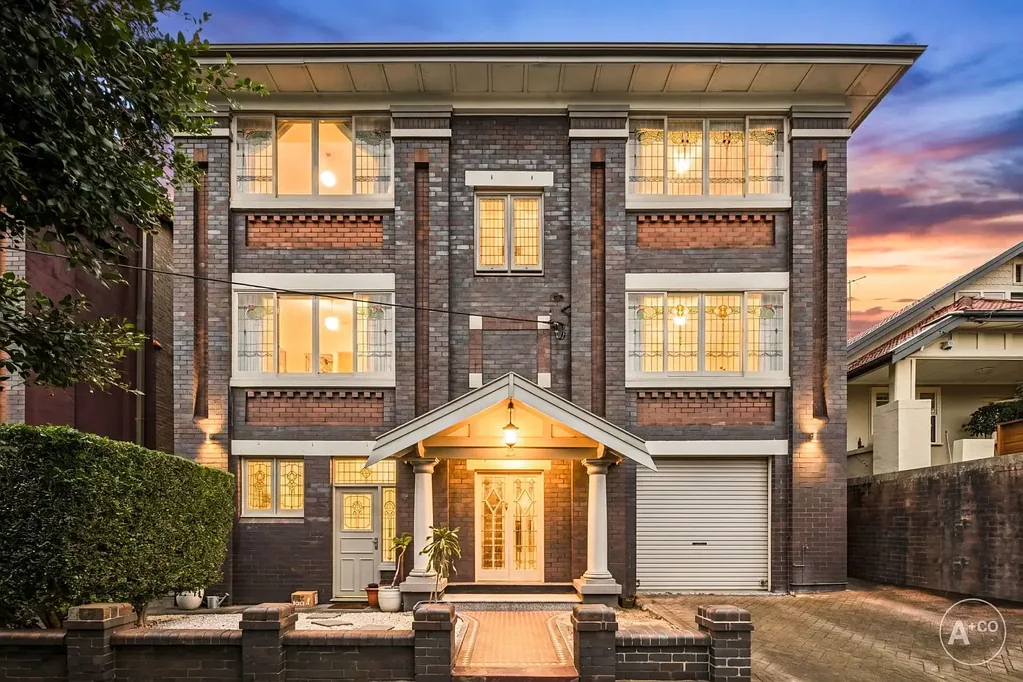 Randwick 2房 Art Deco风格 精品建筑 两卧两阳光房 高挑天花板 木地板 铅框窗 共享花园 步行海滩 交通便利 Art Deco Semi Style Apartment in Boutique Building