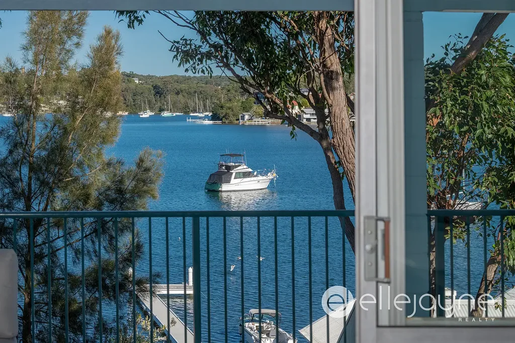 Fishing Point 4ห้องนอน DEEP ABSOLUTE WATERFRONT HOME WITH JETTY, BOAT RAMP AND STUNNING VIEWS – LAKE MACQUARIE