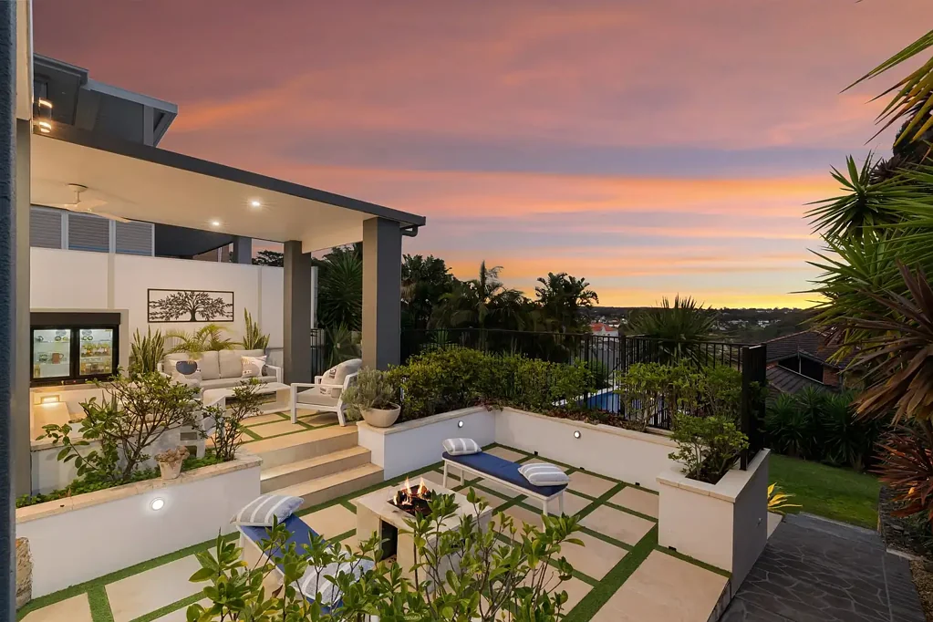 Caringbah South 4房 Exclusive Caringbah South enclave 三层现代住宅 水景视野 开放式高顶空间 定制厨房 岛台 高端电器 四季户外露台 全户外厨房 游泳池 多功能套房 豪华浴室 双车库 太阳能系统 双层玻璃窗 Architectural Family Sanctuary with Panoramic Water Views