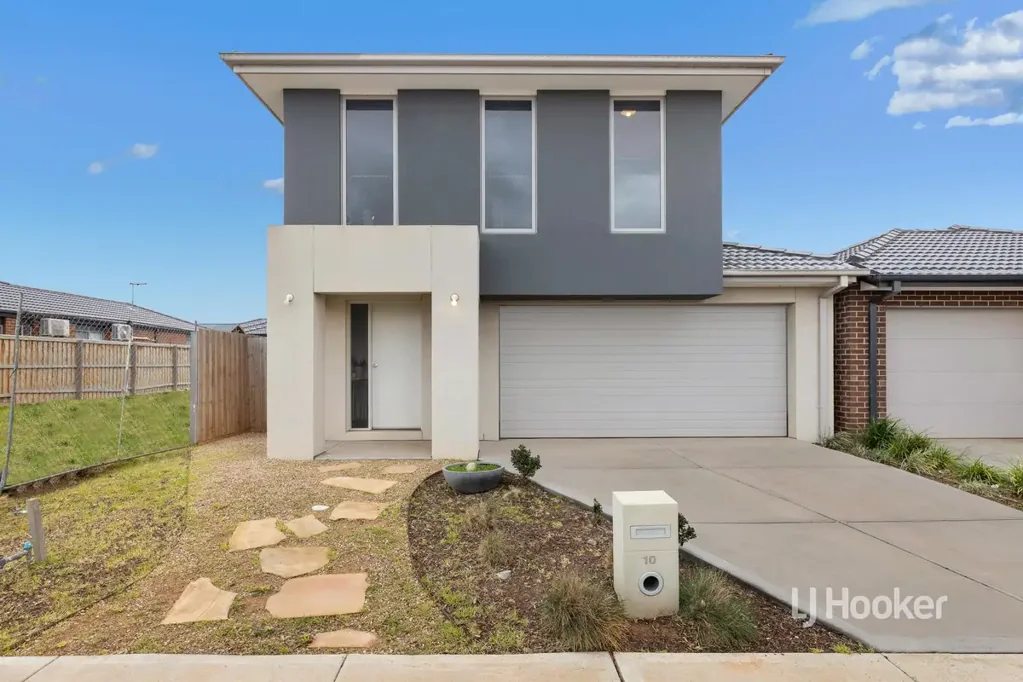 Generous Open-Plan Design with Indoor�Outdoor Flow for Enter