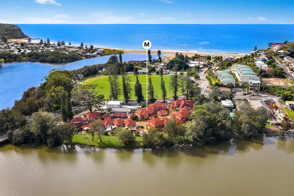Avoca Beach 3 Bedroom 'Lakeside terraces' – privileged lakefront position