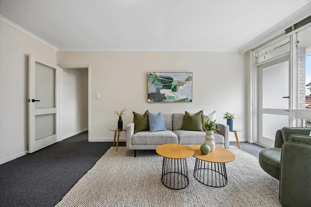 Carnegie 2房 全新升级的静谧居所，毗邻Koornang Road Newly Updated Sanctuary, Steps from Koornang Road