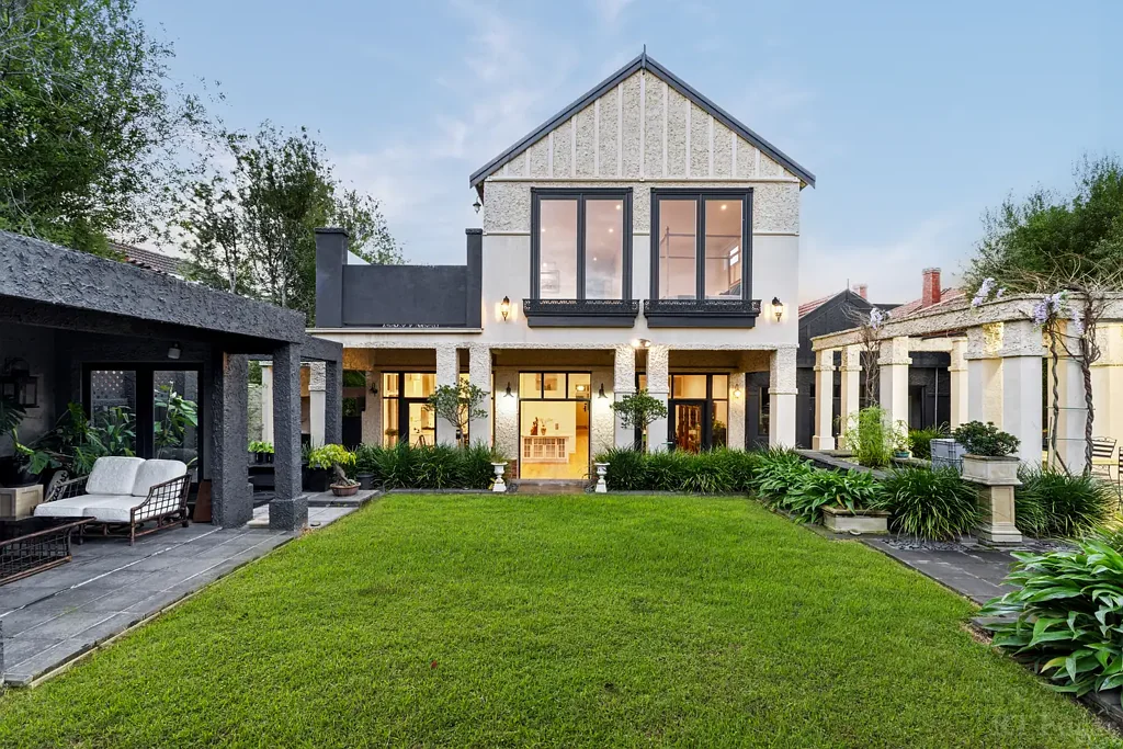 Camberwell 5 Slaapkamer A Federation jewel and impressive indoor/outdoor entertainer