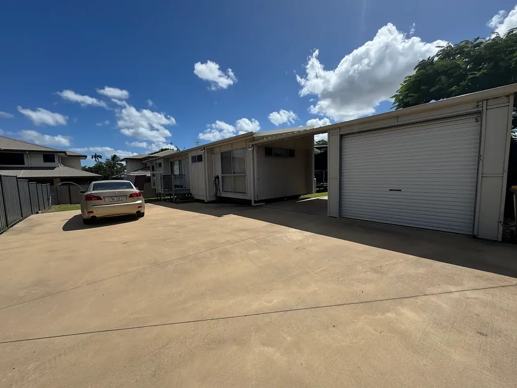 Moranbah 7Kwarto Golf course as your neighbour!! includes 2 properties 1 title!