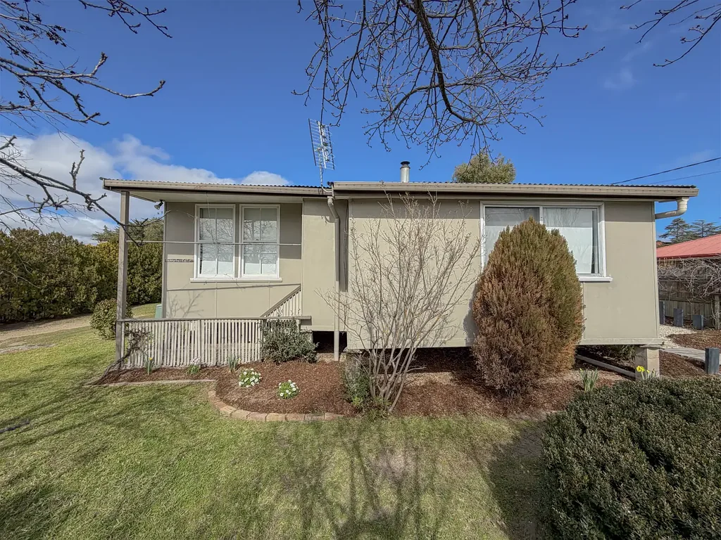 Stanthorpe 2ਬੈੱਡਰੂਮ Two fully furnished homes - One 2 bedroom house & one self contained cottage on one Title with dual rental income