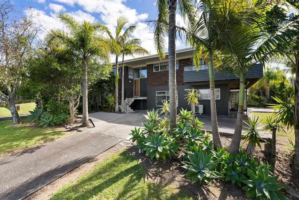 Glendene 4Moenga Home and Income - 1970s Retro Classic