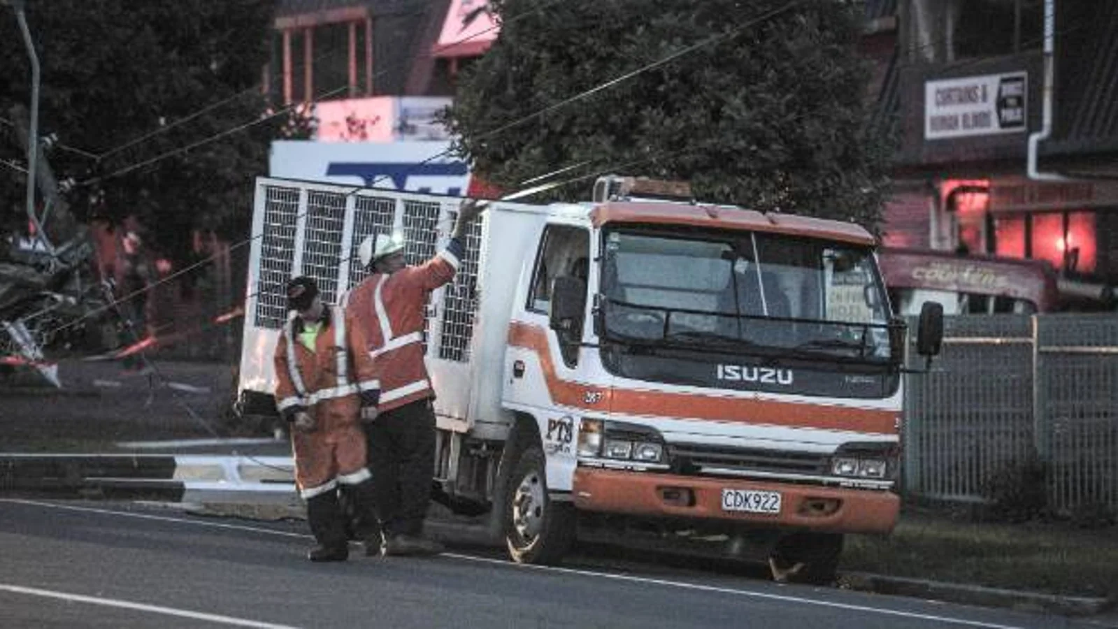 奥克兰一路段突发车祸，卡车撞倒电线杆，致数百户居民断电！