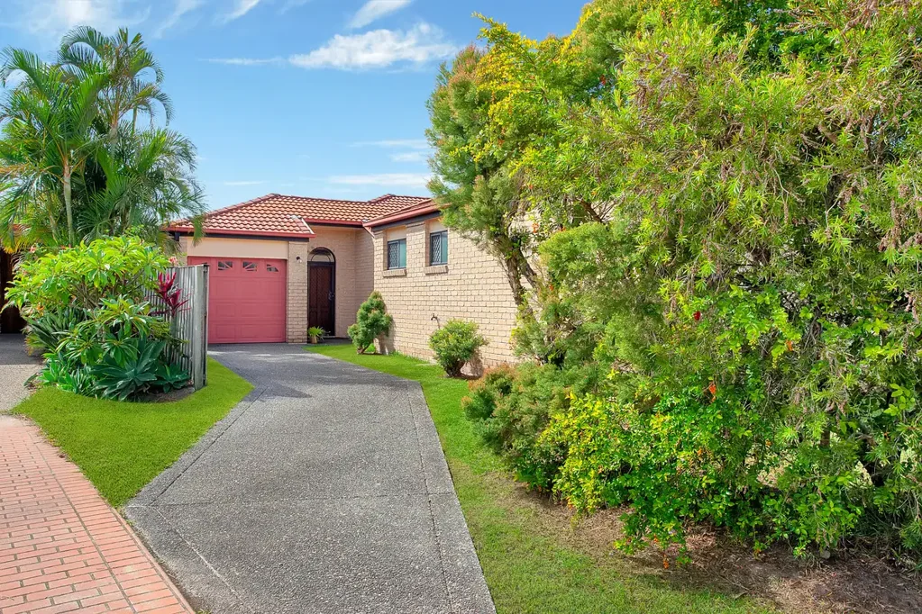 THREE-BEDROOM DUPLEX IN PRIME LOCATION!