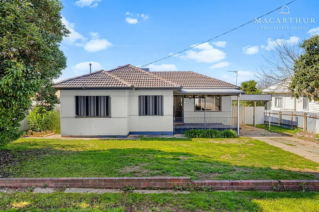 Kooringal 3房  Freshly Updated Family Home on a Massive 1,012m2 Block