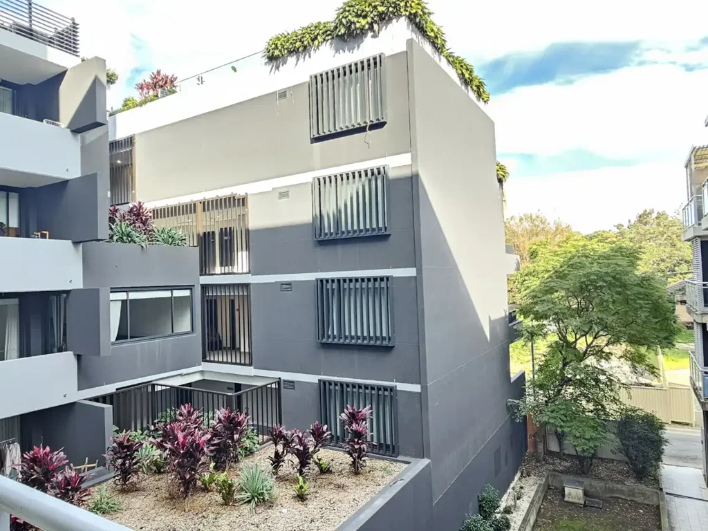 Large 98sqm, Bright, Airy North-facing, Enclosed Sunroom