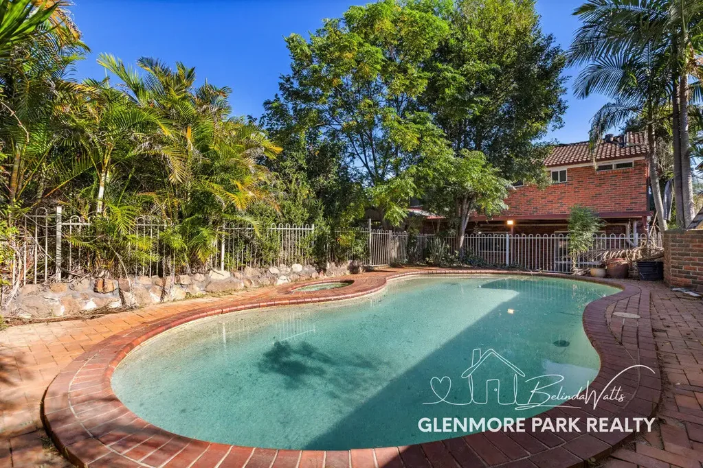 Glenmore Park 4房 街道高处热门地段 宽敞双层设计 四卧宽敞 主卧带步入式衣帽间独立卫浴 室内游泳池 带顶棚露台 户外娱乐区 步行达学校公园交通 READY FOR YOU TO ADD YOUR OWN TOUCHES!