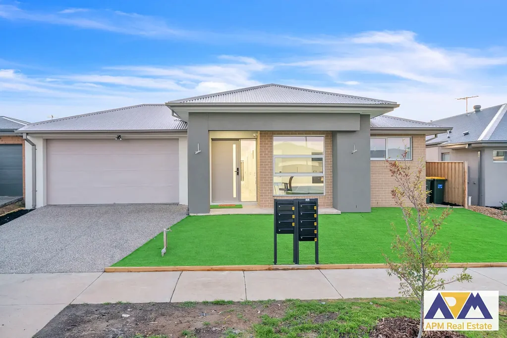 Brand New Fully Furnished Studio Living – Walk to Deakin Uni, Station & Hospital