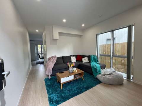 Modern home in Papatoetoe  close to everything...