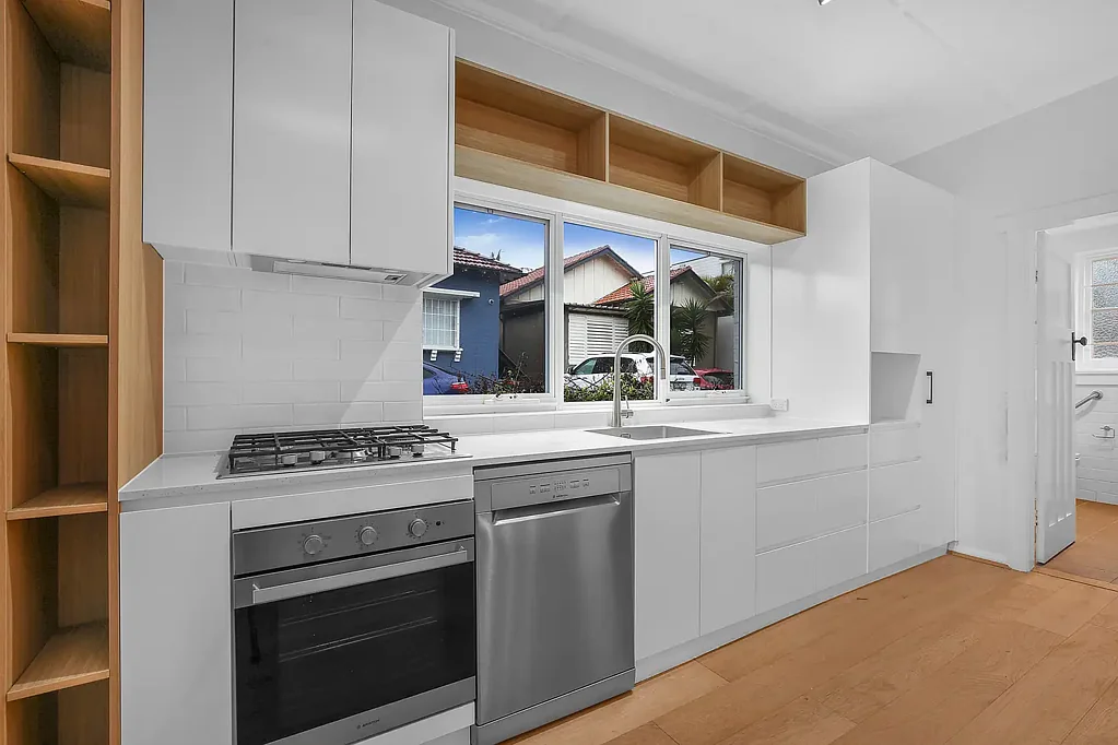 Refurbished 3 Bedroom Home With Large Courtyard In Beachside Location
