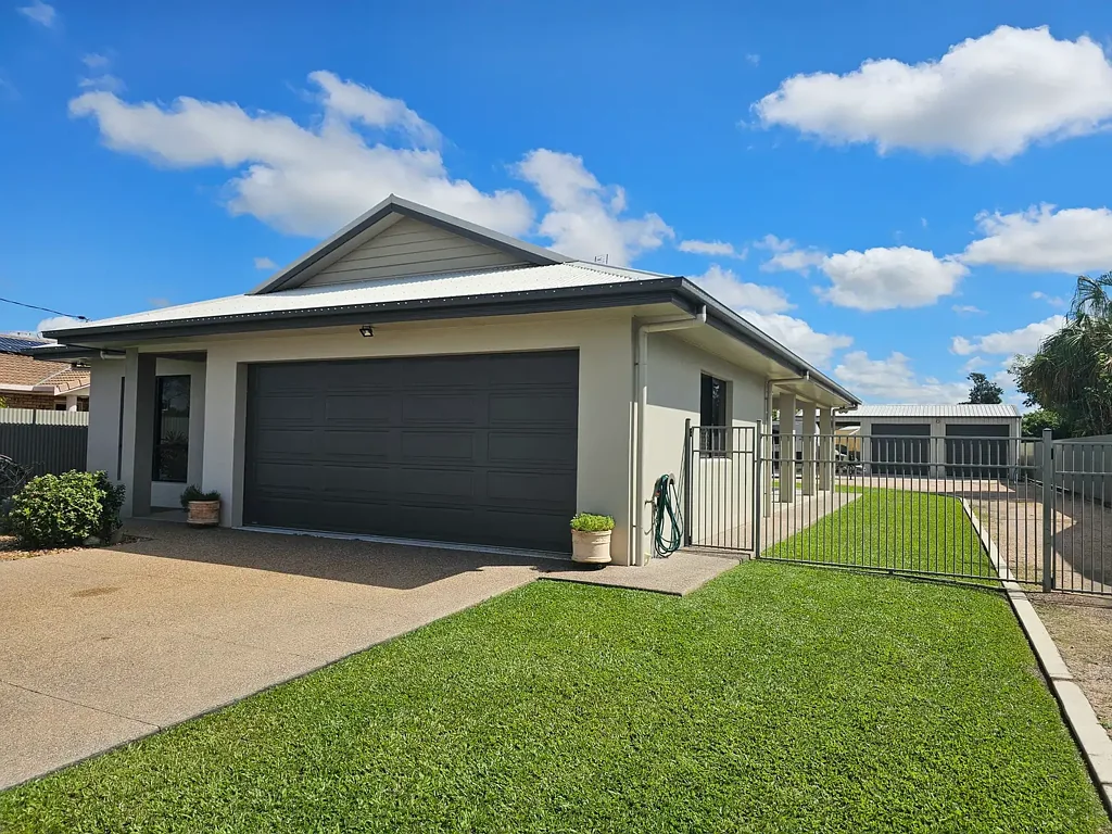 Ayr 3 Bedroom MODERN LOW MAINTENANCE LIVING + MANCAVE...