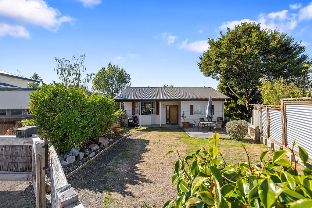 Hilltop 4房  Hilltop renovators dream - unlock the potential
